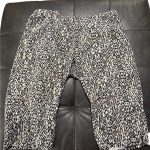 Basic Editions Black tan cream pattern women’s capris sz20 measurements in pics
